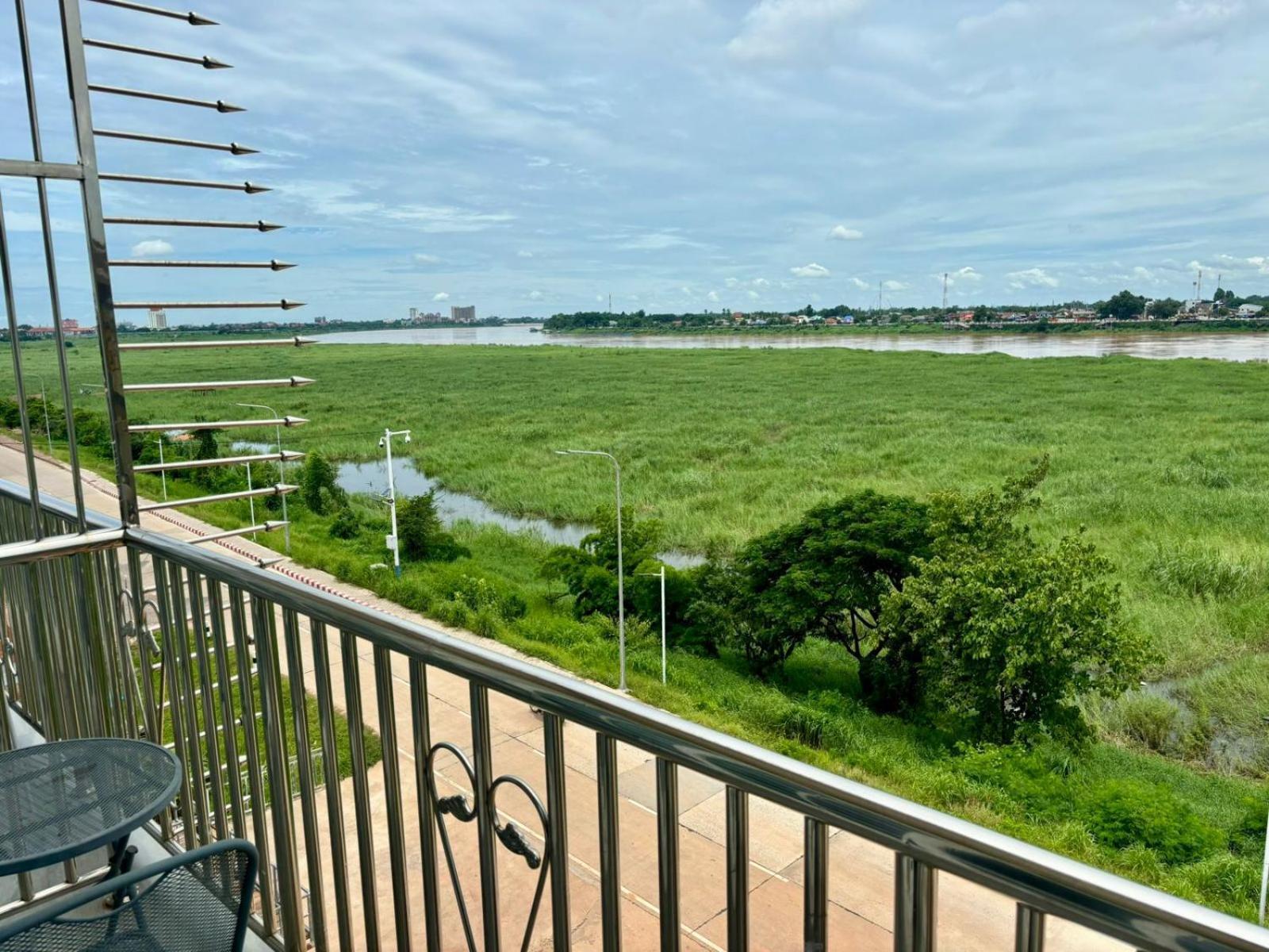 Sunset Mekong Apartment Vientiane Exterior photo